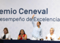 ATESTIGUA ANA PATY PERALTA EXCELENCIA DE ESTUDIANTES EGRESADOS DE TODO EL PAÍS