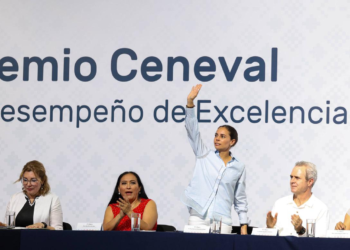 ATESTIGUA ANA PATY PERALTA EXCELENCIA DE ESTUDIANTES EGRESADOS DE TODO EL PAÍS