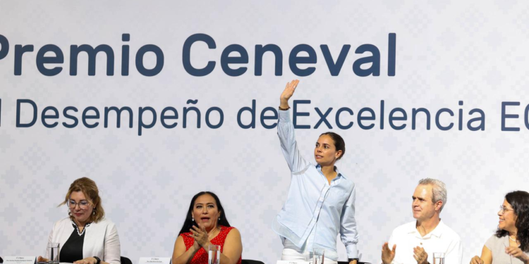 ATESTIGUA ANA PATY PERALTA EXCELENCIA DE ESTUDIANTES EGRESADOS DE TODO EL PAÍS