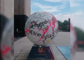 Vandalizan balón mundialista frente al Monumento a la Revolución