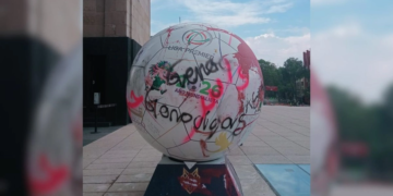 Vandalizan balón mundialista frente al Monumento a la Revolución