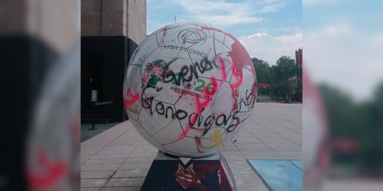 Vandalizan balón mundialista frente al Monumento a la Revolución