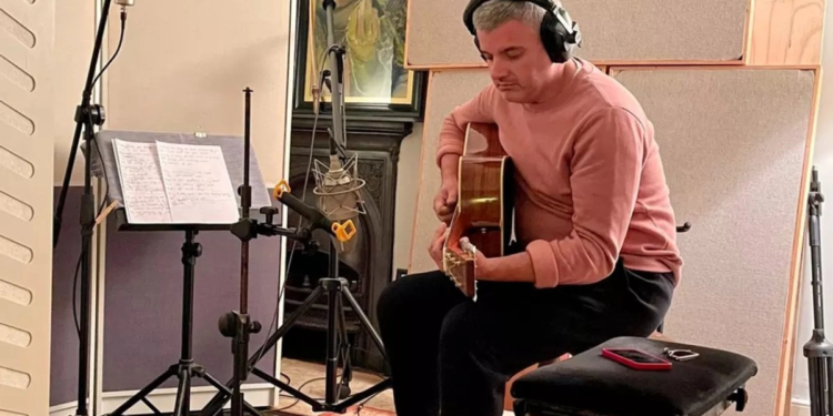 La IA permite que un cantante con párkinson siga creando música