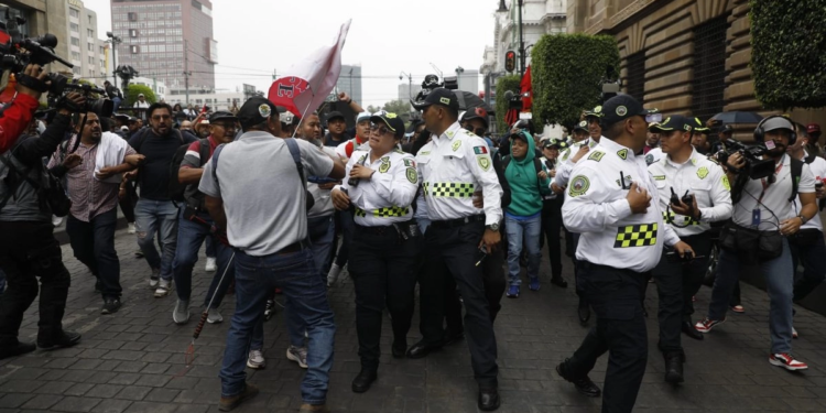 Se informó a manifestantes que no podían entrar a Zócalo por el FIFA Fan Fest