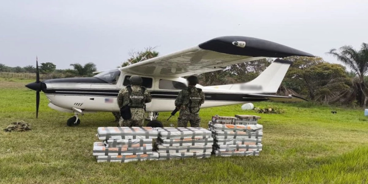 Gabinete de Seguridad decomisa avioneta con 636 kilos de cocaína en Tabasco