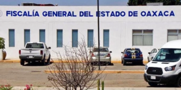 Hallan muertos a dos mujeres y un hombre dentro de un auto en Oaxaca
