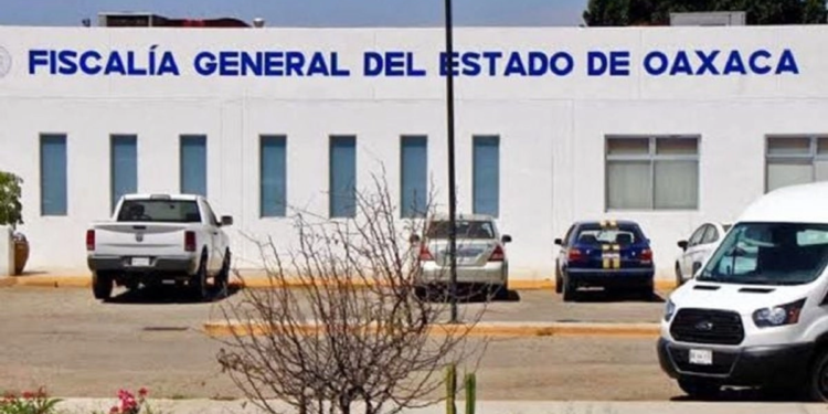 Hallan muertos a dos mujeres y un hombre dentro de un auto en Oaxaca