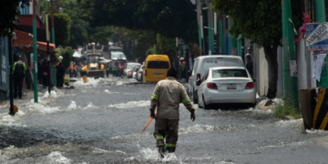 Fuga de agua desata caos en Los Reyes Culhuacán en Iztapalapa