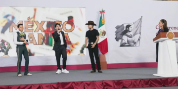 BTS sorprenden a asistentes al acudir a la Lucha Libre en la Arena México