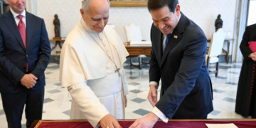 Marco Rubio visita al Papa en busca de recomponer la relación bilateral