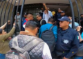 Hallan muertos a dos mujeres y un hombre dentro de un auto en Oaxaca