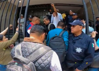Hallan muertos a dos mujeres y un hombre dentro de un auto en Oaxaca