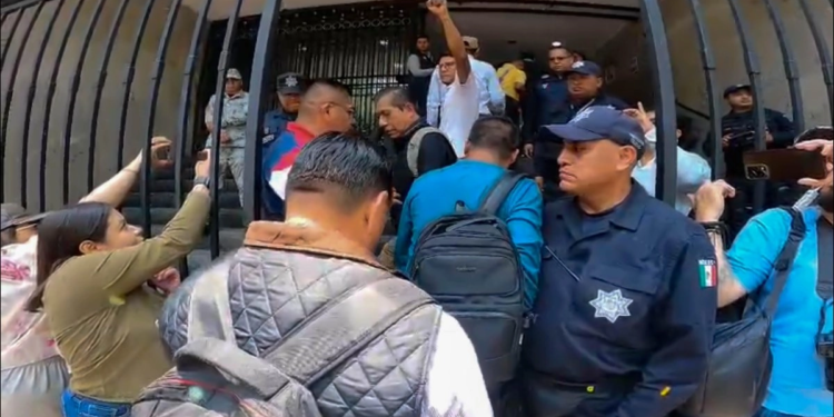 Hallan muertos a dos mujeres y un hombre dentro de un auto en Oaxaca