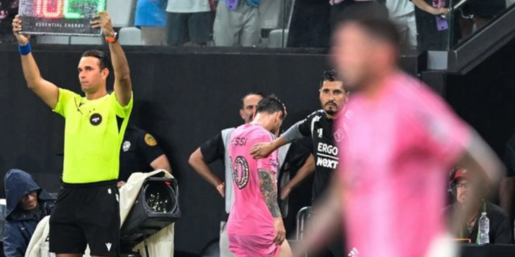 Se encienden las alarmas: Messi deja el campo con aparentes molestias