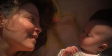Natalia Lafourcade presenta oficialmente a su bebé para celebrar su primer Día de las madres