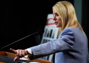 Trump nombra a ex fiscal Pam Bondi para panel de IA de la Casa Blanca