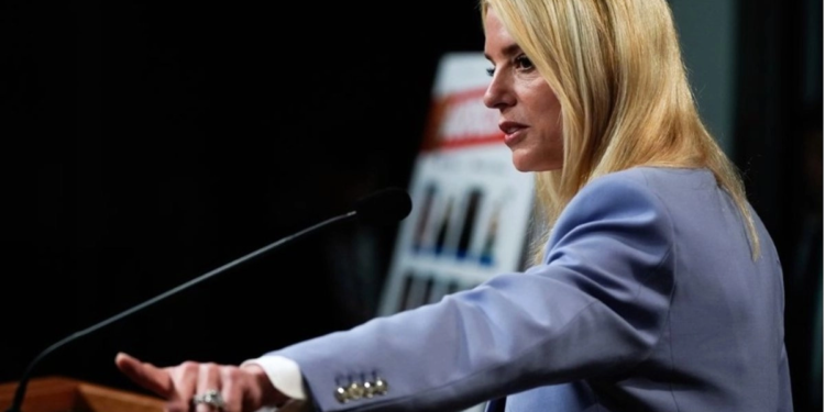 Trump nombra a ex fiscal Pam Bondi para panel de IA de la Casa Blanca