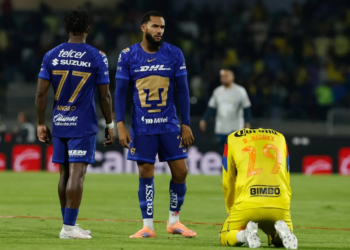Santi Sandoval salva a Chivas y están en semifinales