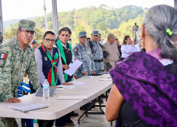 Rosa Icela Rodríguez y Evelyn Salgado se reúnen con desplazados de Chilapa