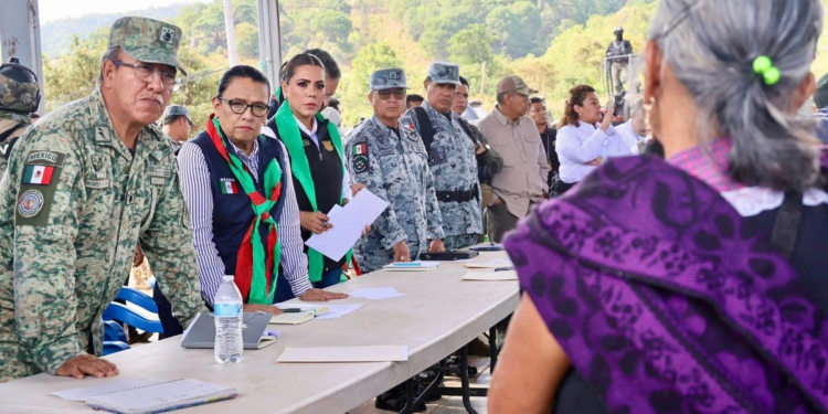 Rosa Icela Rodríguez y Evelyn Salgado se reúnen con desplazados de Chilapa