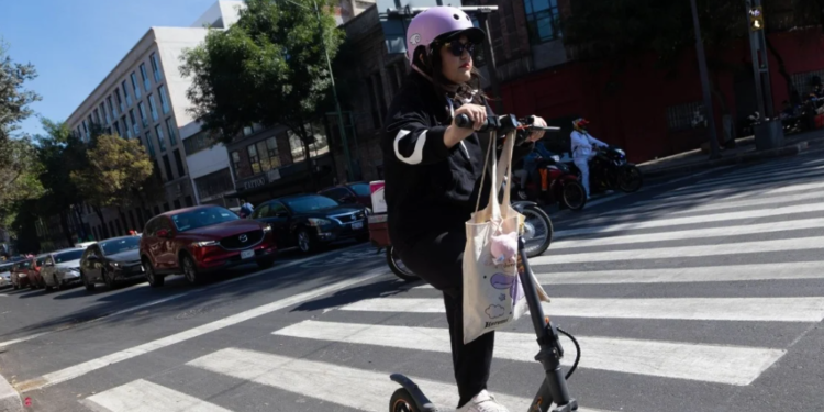 Scooters y bicis deberán emplacarse a partir de julio en la CDMX: Requisitos y características