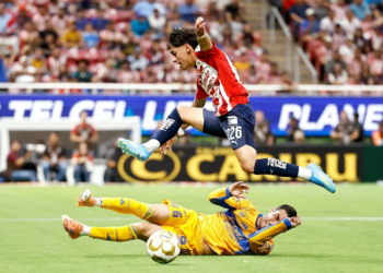 Santi Sandoval salva a Chivas y están en semifinales