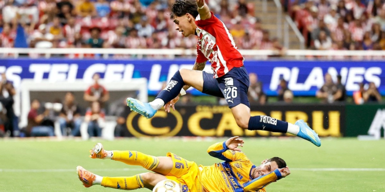 Santi Sandoval salva a Chivas y están en semifinales