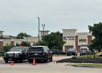 Tiroteo en centro comercial al norte de Dallas deja dos muertos y tres heridos
