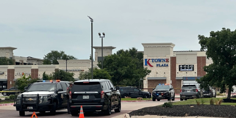Tiroteo en centro comercial al norte de Dallas deja dos muertos y tres heridos