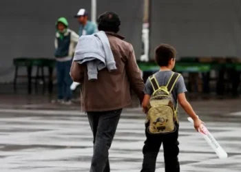 Padres bajo presión: estudio revela crisis de tiempo y dinero para criar hijos