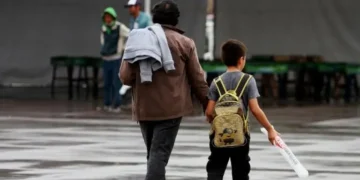 Padres bajo presión: estudio revela crisis de tiempo y dinero para criar hijos