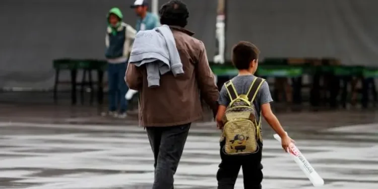 Padres bajo presión: estudio revela crisis de tiempo y dinero para criar hijos