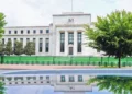 Fed deja sin cambios la tasa y eleva pronóstico de inflación