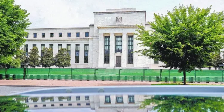 Fed deja sin cambios la tasa y eleva pronóstico de inflación