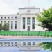 Fed deja sin cambios la tasa y eleva pronóstico de inflación