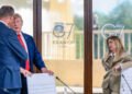 Tormenta diplomática: Trump dice que Meloni “suplicó” una foto y Roma responde con furia