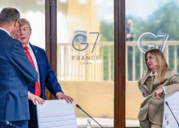 Tormenta diplomática: Trump dice que Meloni “suplicó” una foto y Roma responde con furia