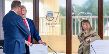Tormenta diplomática: Trump dice que Meloni “suplicó” una foto y Roma responde con furia