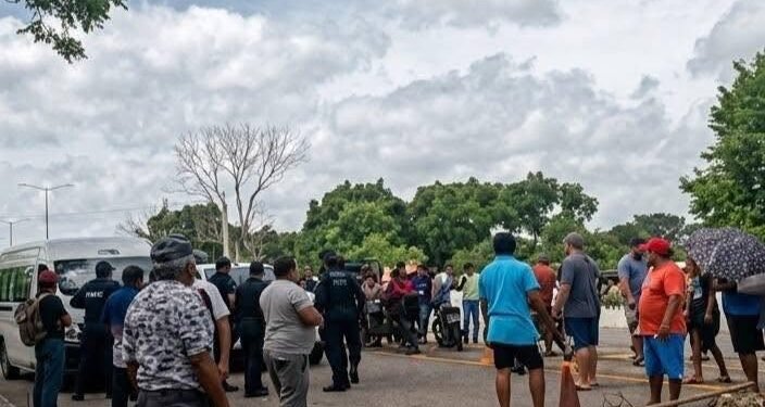 Bloequean carretera federal a Mérida