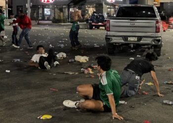 Tragedia en los festejos: Chofer ebrio embiste a aficionados tras victoria de México en Chihuahua; hay cuatro heridos