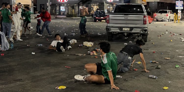 Tragedia en los festejos: Chofer ebrio embiste a aficionados tras victoria de México en Chihuahua; hay cuatro heridos