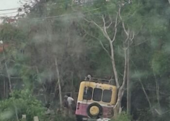 Camión turístico de Grupo Xcaret sale de la carretera 307; viajaban decenas de pasajeros