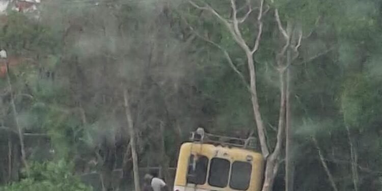 Camión turístico de Grupo Xcaret sale de la carretera 307; viajaban decenas de pasajeros