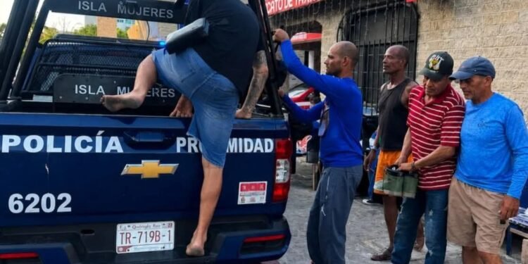 Cubanos asegurados en Isla Mujeres, Q. Roo