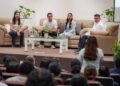 Gino Segura escucha a las nuevas generaciones de Bacalar