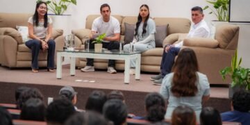 Gino Segura escucha a las nuevas generaciones de Bacalar