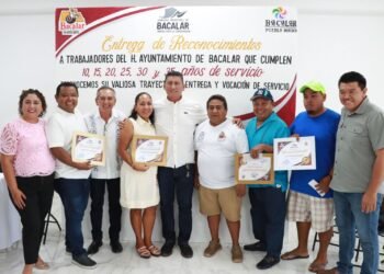 Reconocen a trabajadores de Bacalar por su entrega y dedicación de 10 y más años de servicio