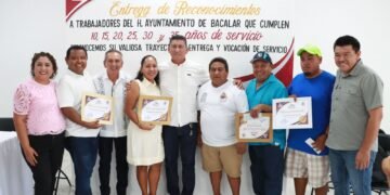 Reconocen a trabajadores de Bacalar por su entrega y dedicación de 10 y más años de servicio
