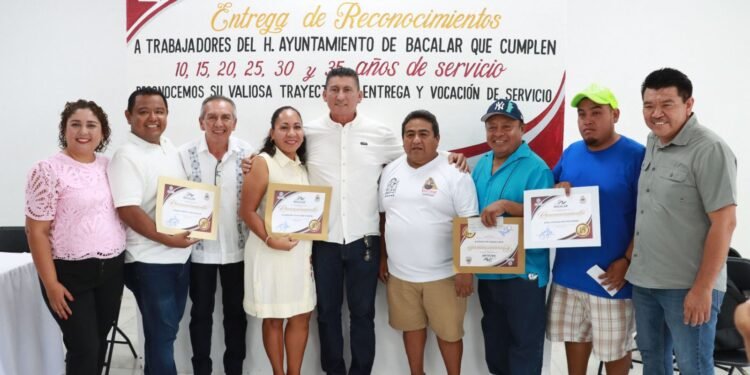 Reconocen a trabajadores de Bacalar por su entrega y dedicación de 10 y más años de servicio