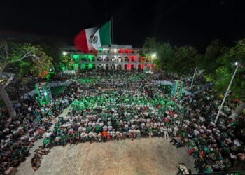 Más de 4 mil capitalinos celebran triunfo de México en el Fut Fest de Chetumal.